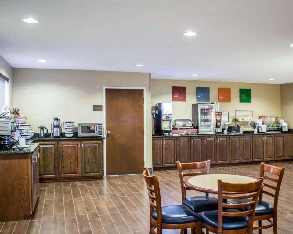 Comfort Inn Clinton Εξωτερικό φωτογραφία